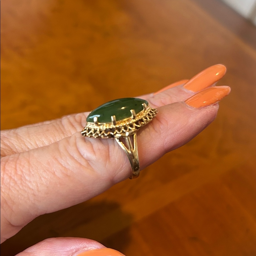 VINTAGE ESTATE PIECE! Jade and 14kt Gold Women's Ring - Picture 4 of 11